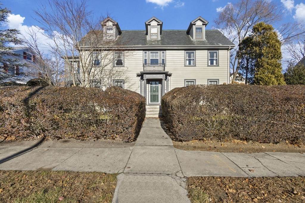 229 Hawthorn St - Photo 1