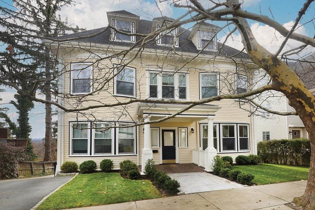 38 York Ter - Photo 1