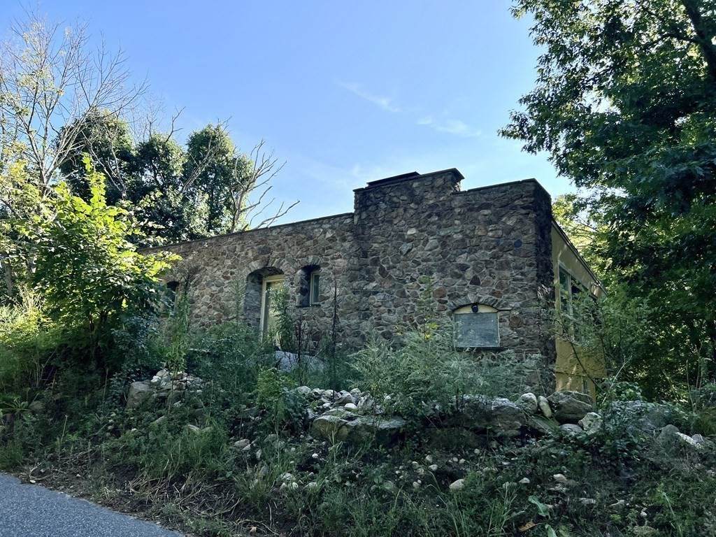 316 Hancock St - Photo 1