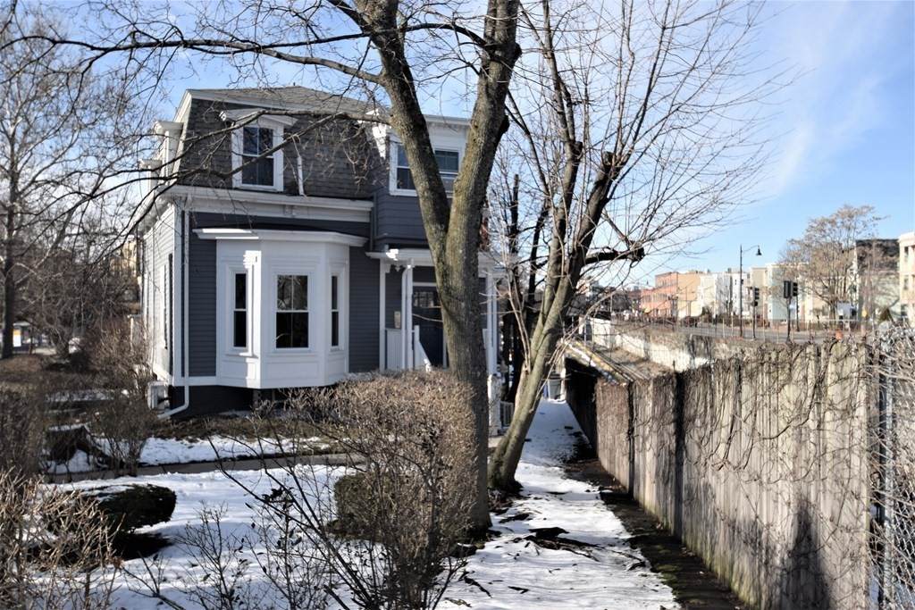 61 Roseland St - Photo 1