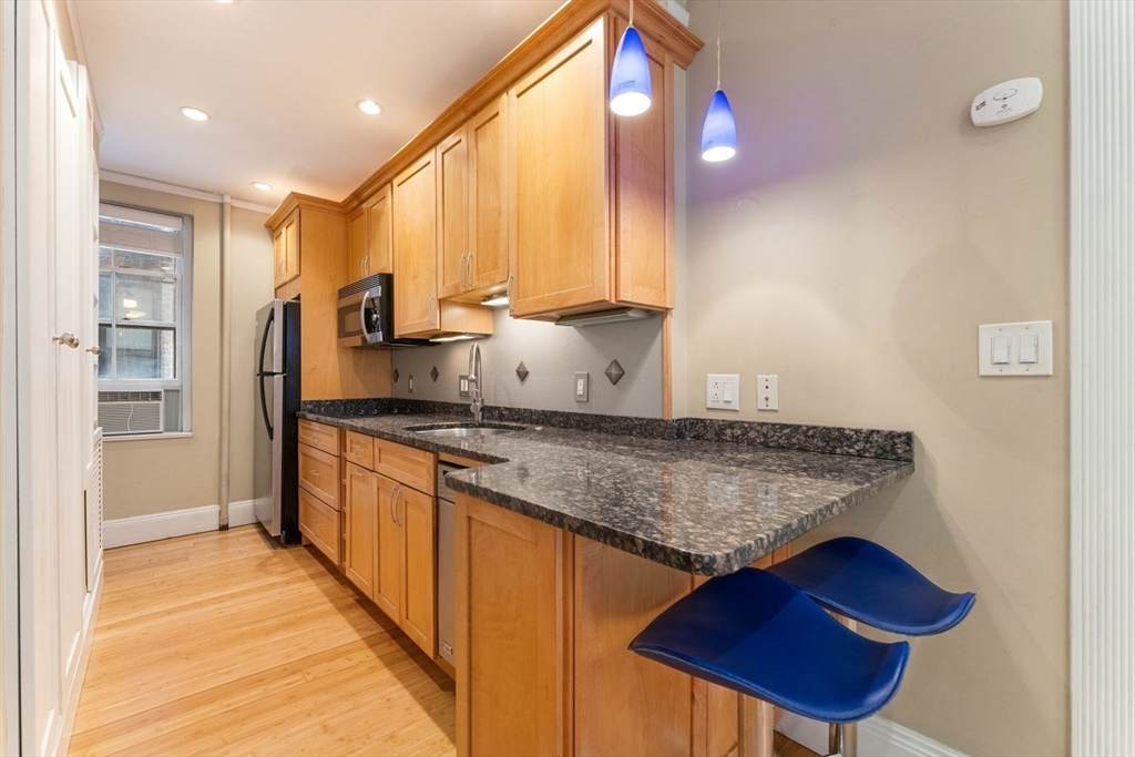 11 Irving St - Photo 1