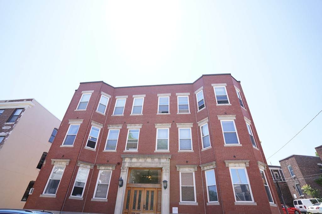 330 Summit Ave - Photo 1