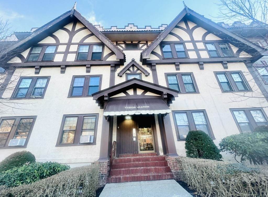 1734 Commonwealth Ave - Photo 1