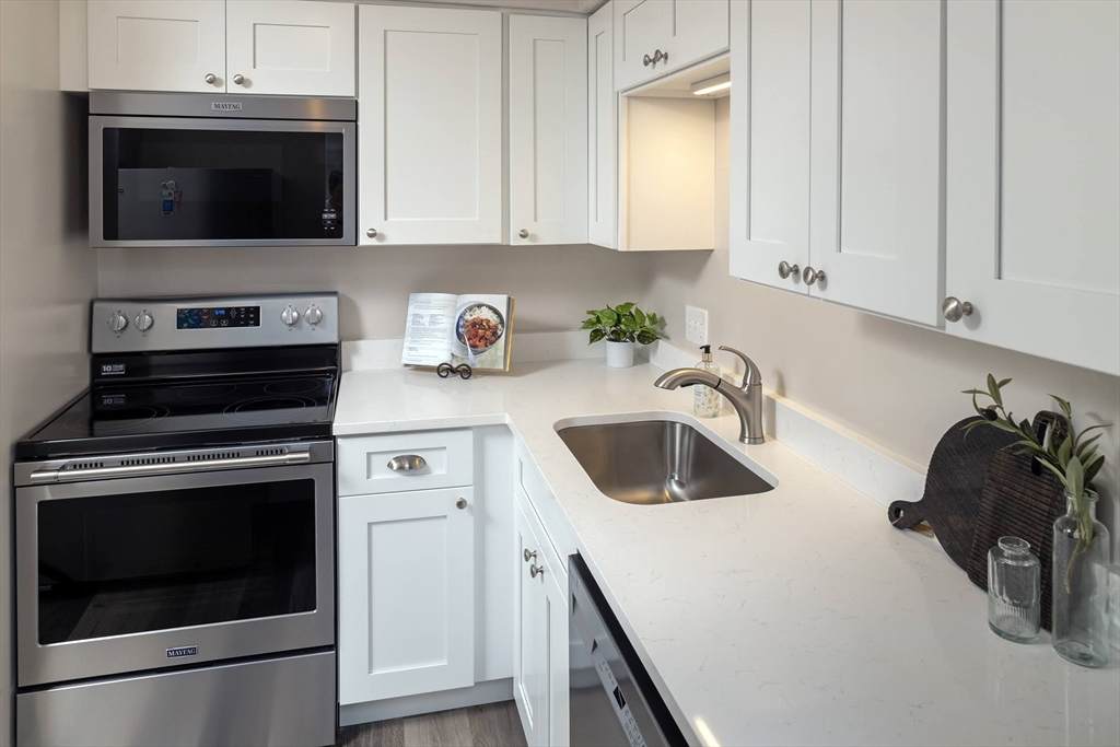 9 Royal Crest Dr - Photo 1