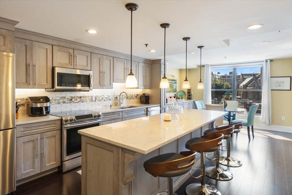 390 Commonwealth - Photo 1