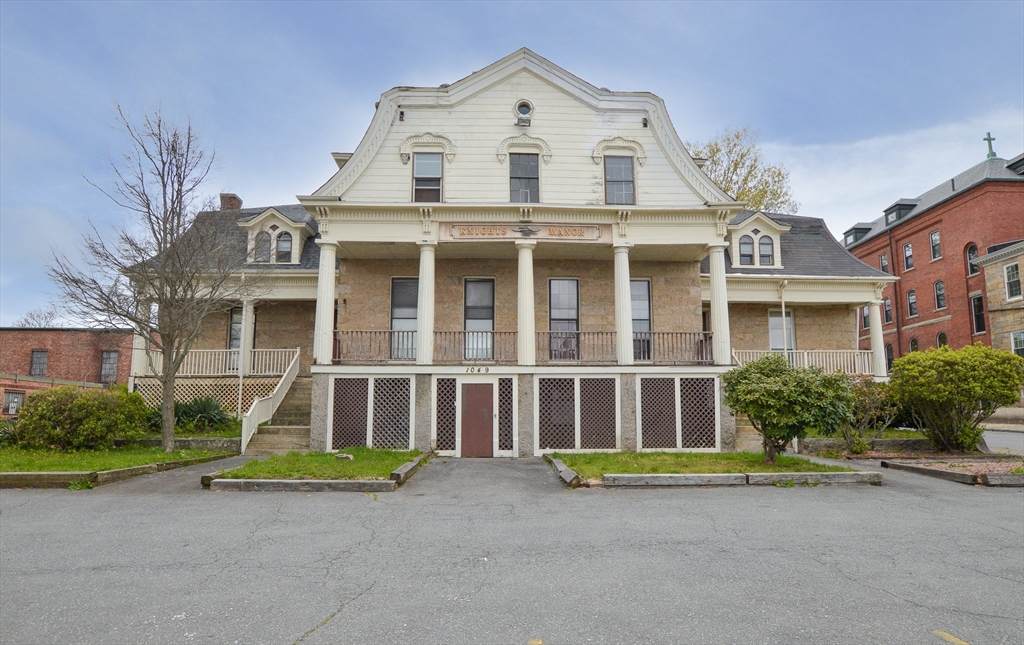 1049 Pleasant St - Photo 1