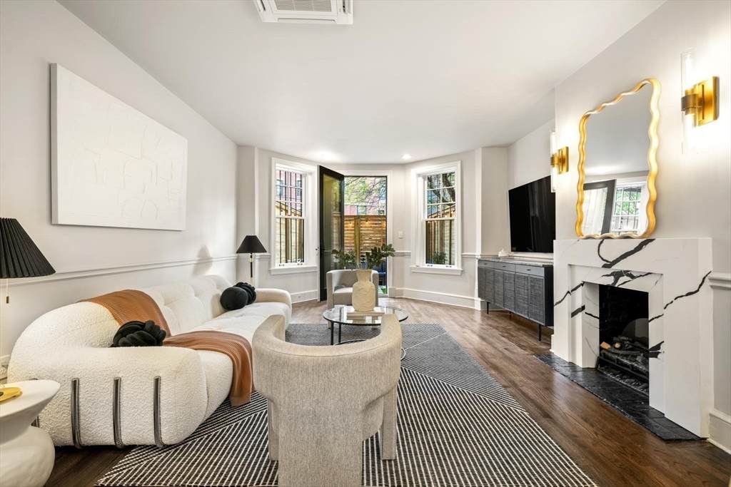 216 Commonwealth Ave - Photo 1