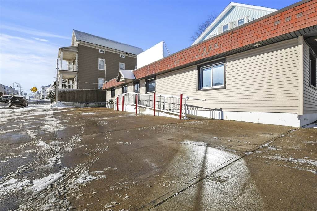 1019 S Main St - Photo 1