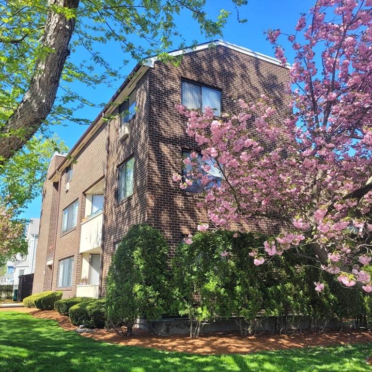 935 Washington St - Photo 1