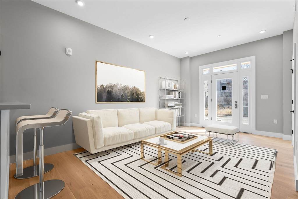 60 Cross St E - Photo 1