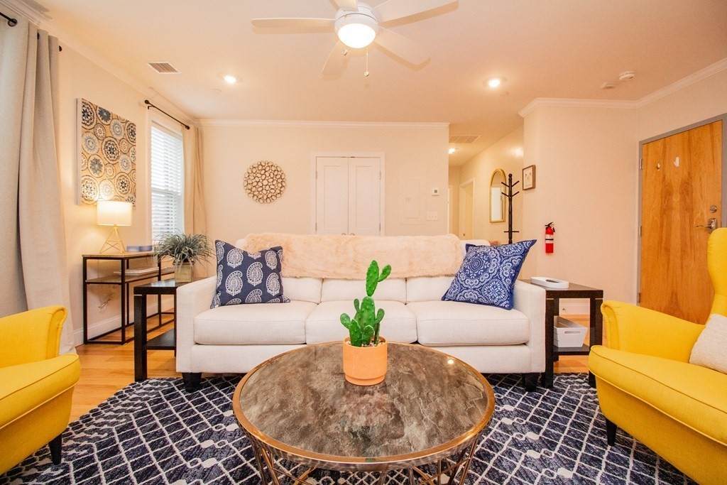 1008 Tremont St - Photo 1