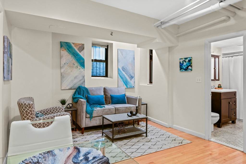 186 Commonwwalth Ave - Photo 1