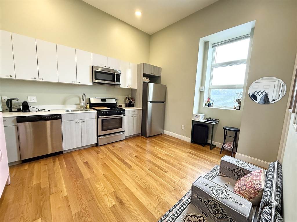 409 Dudley St - Photo 1