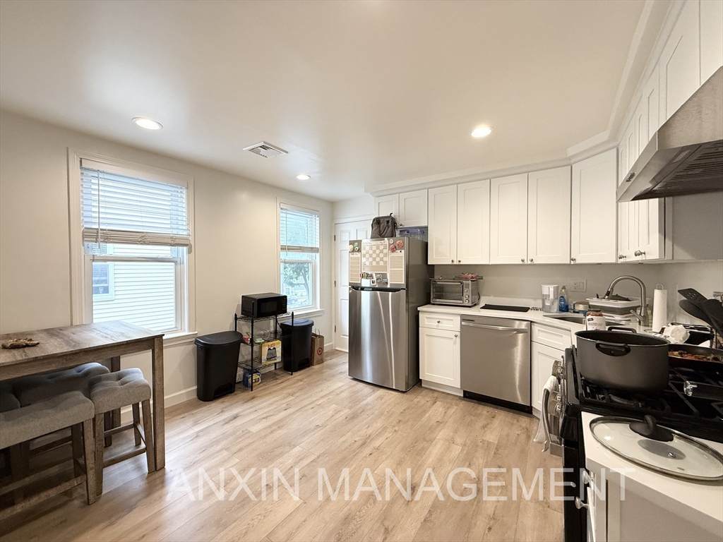 72 Easton St - Photo 1