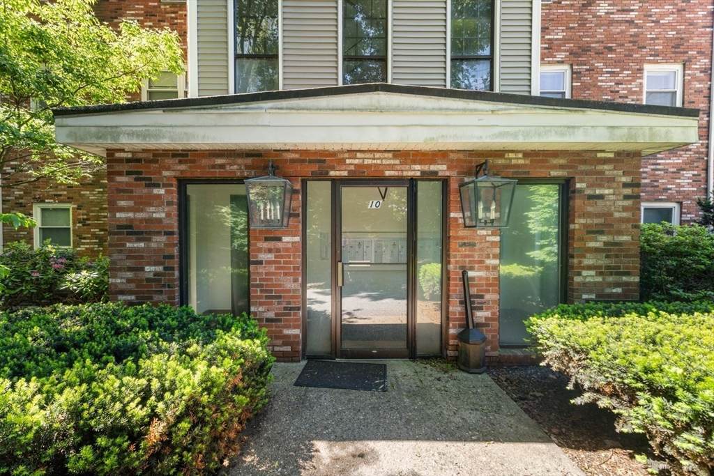 10 Beacon St - Photo 1