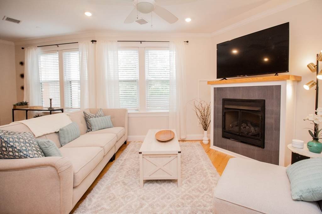 1008 Tremont St - Photo 1