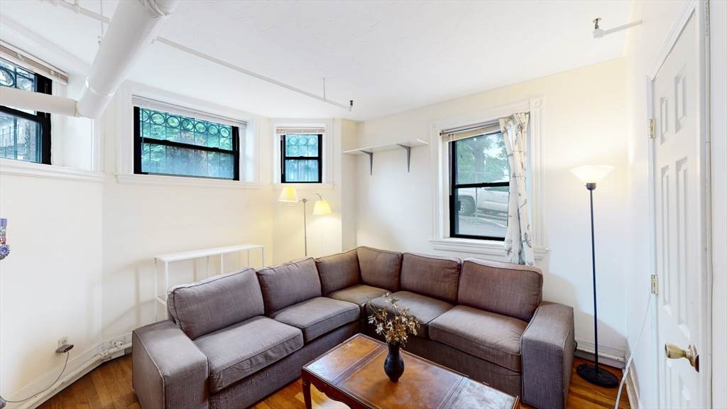 137 Peterborough - Photo 1