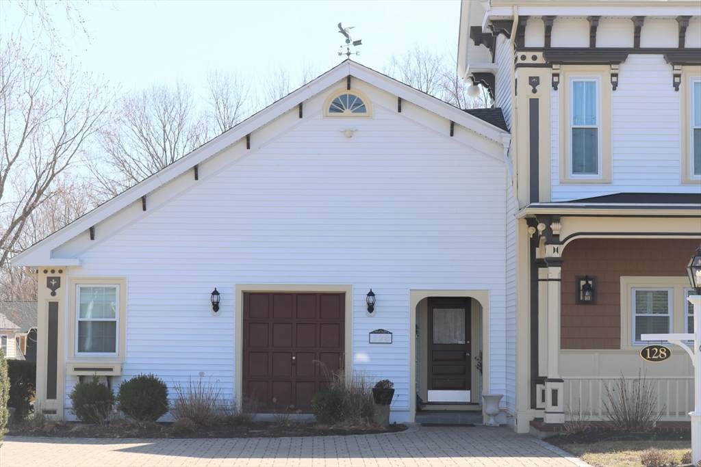 128 Curve Street - Photo 1