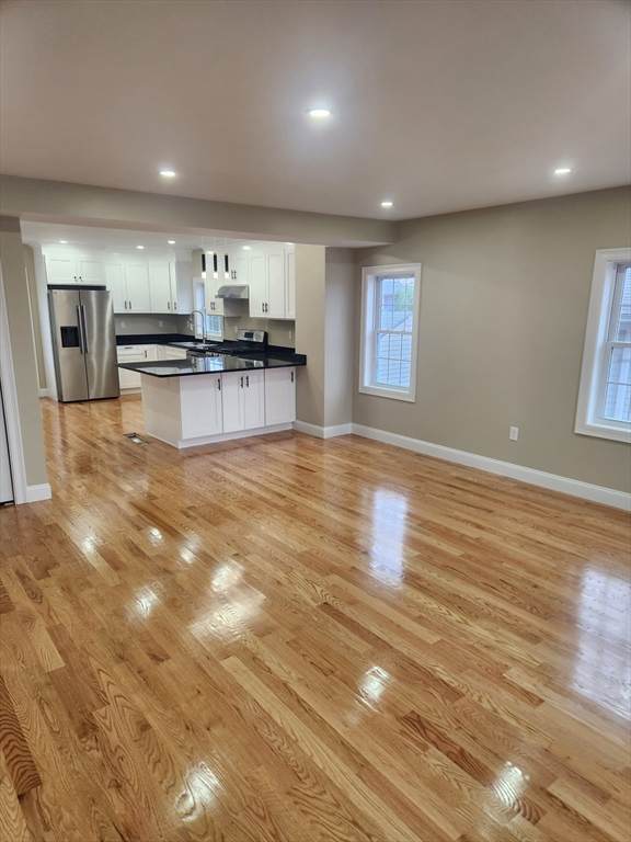 114 Sigourney St - Photo 1