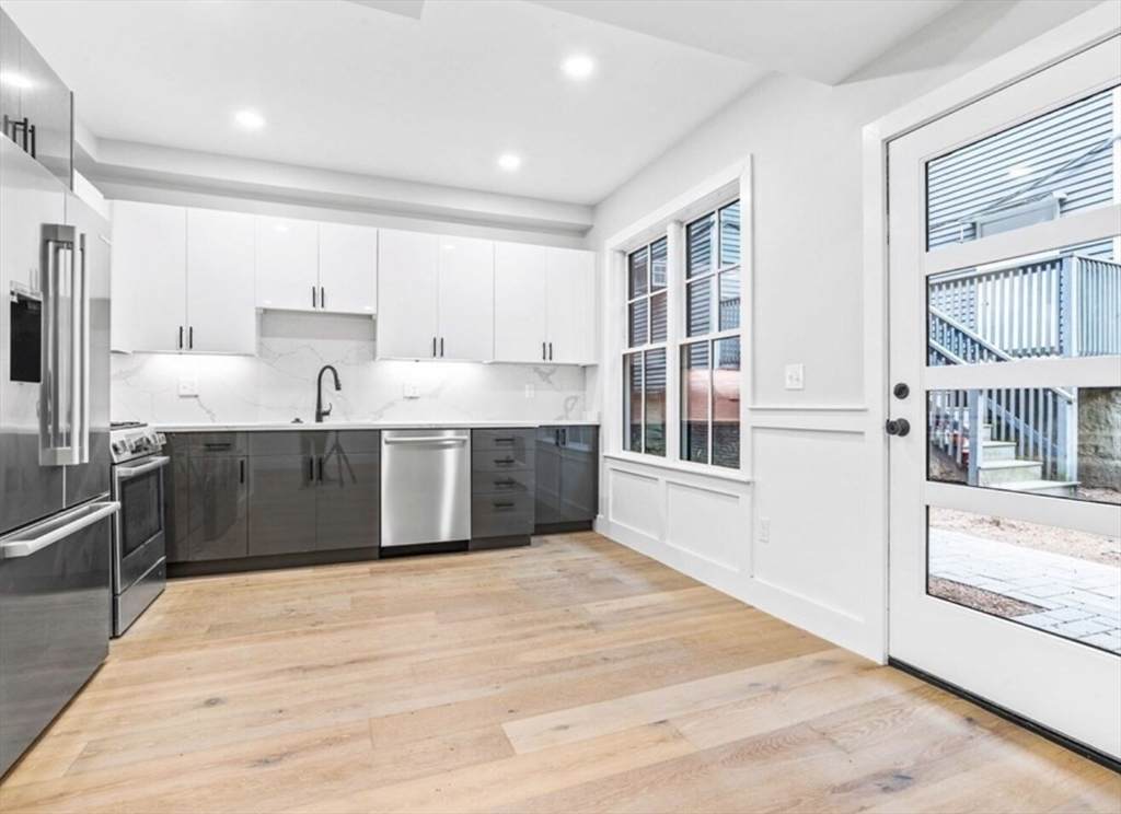 300 Somerville - Photo 1