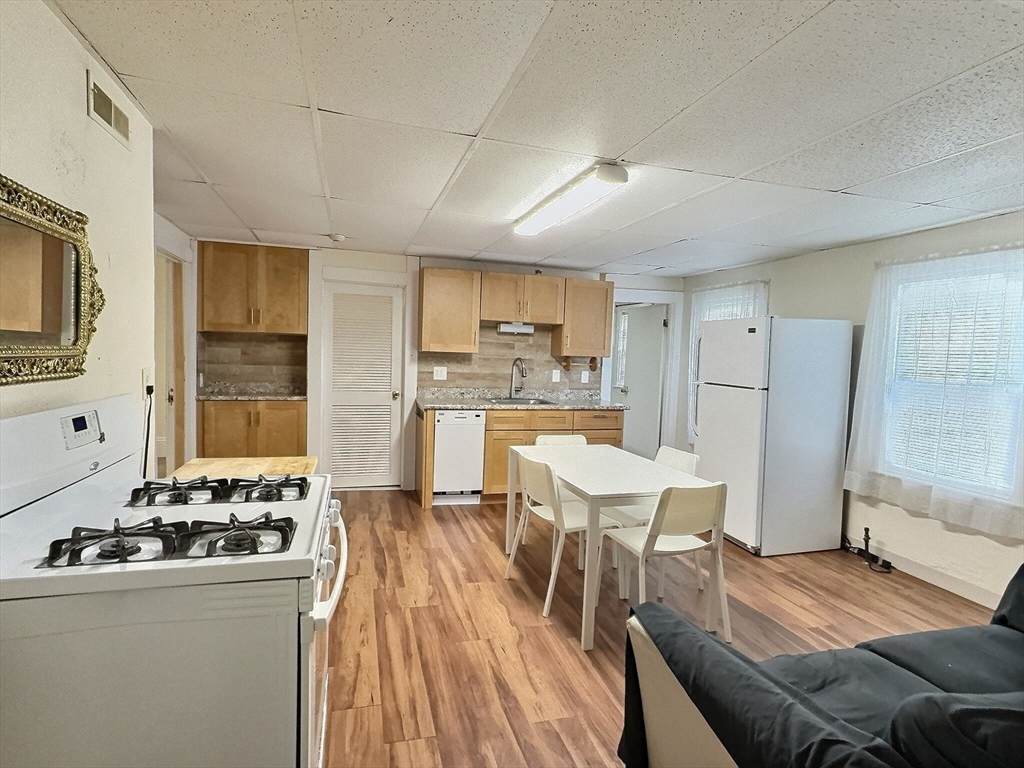 82 Gershom Ave - Photo 1