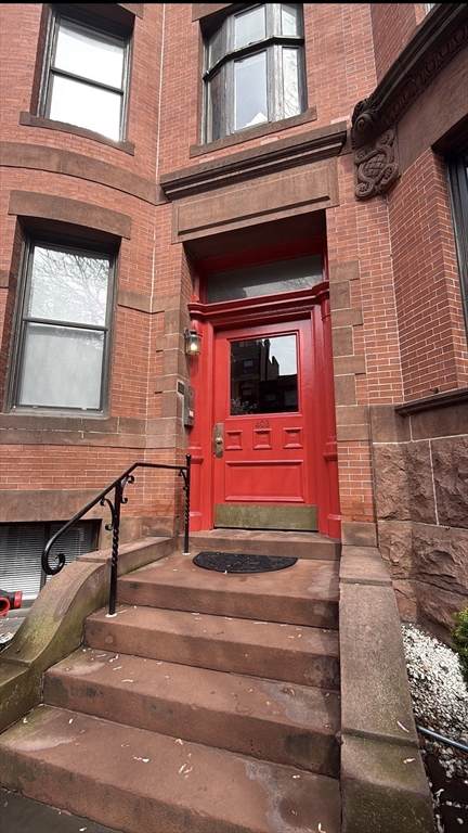 403 Marlborough St - Photo 1