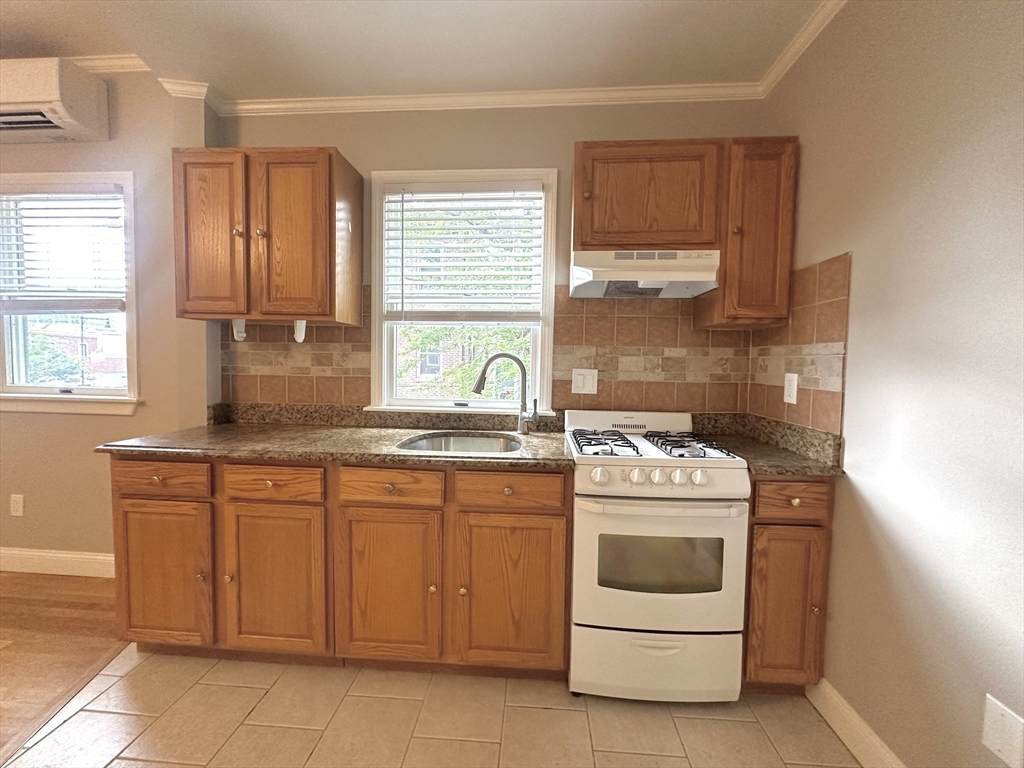 1146 Cambridge St - Photo 1
