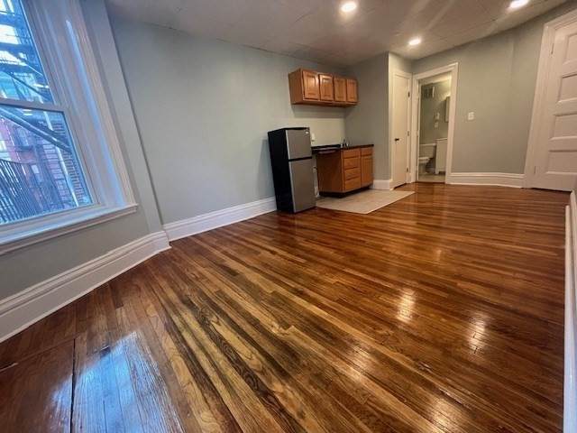 302 Newbury - Photo 1