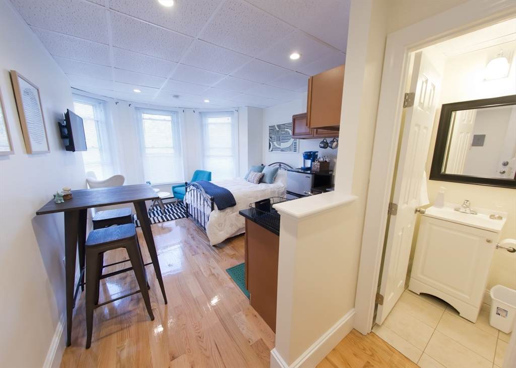 302 Newbury - Photo 1