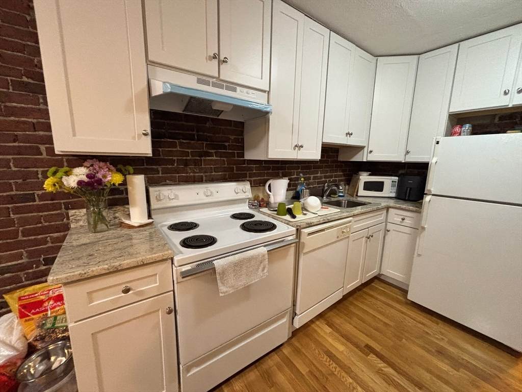 96 Tyler Street - Photo 1