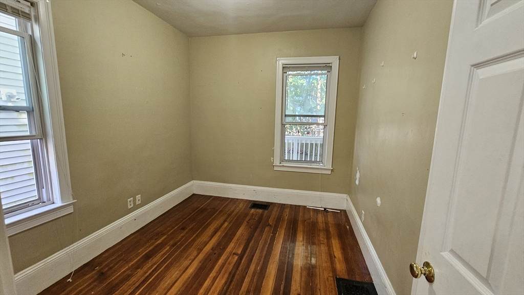 437 Winthrop St - Photo 1