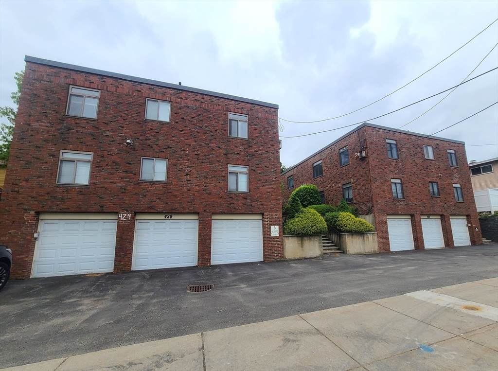 425 Newport Ave - Photo 1