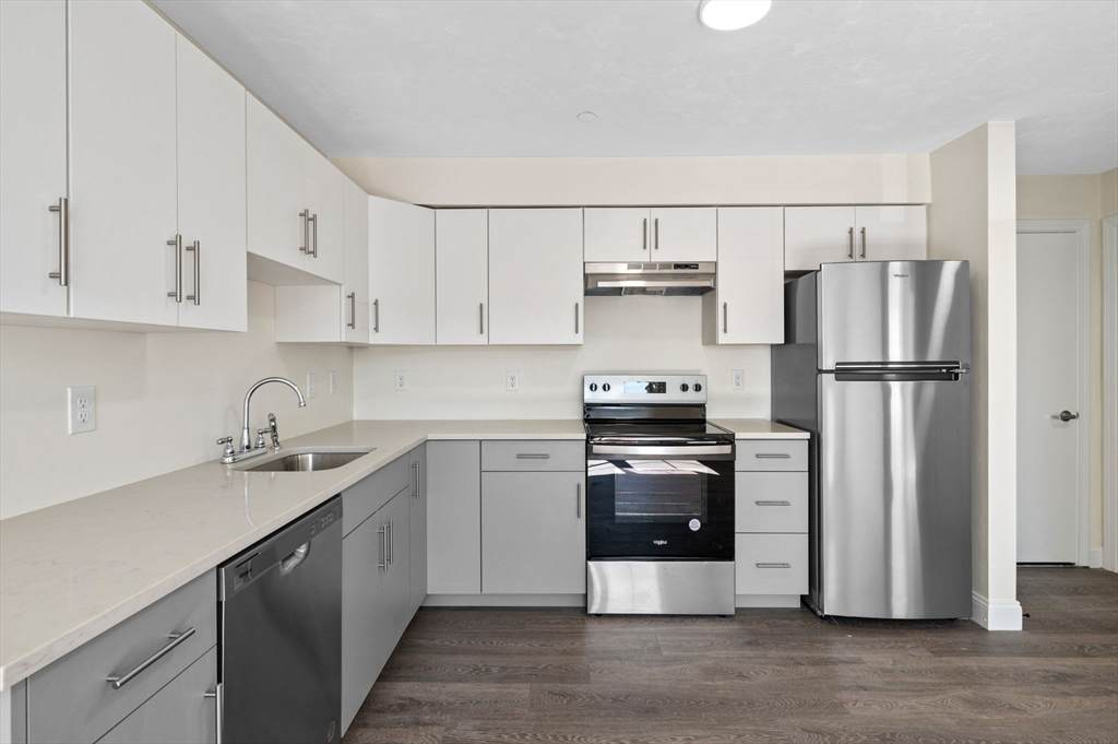 472 Essex Street - Photo 1