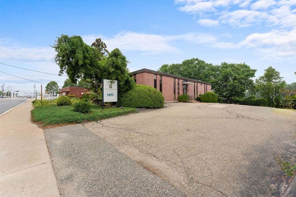 680 Warren Av - Photo 1