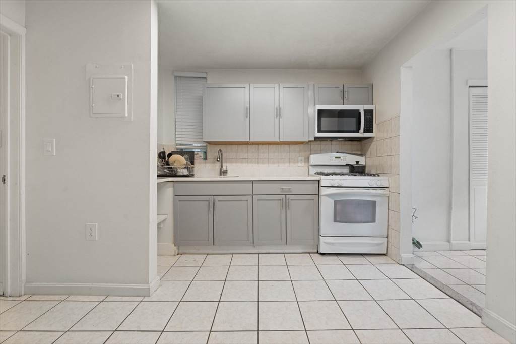 198 Chelsea St - Photo 1