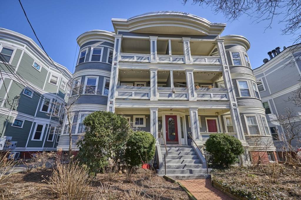 118 Trowbridge St - Photo 1