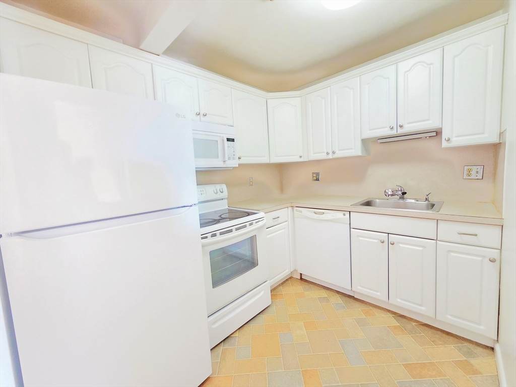 111 Warren Ave - Photo 1