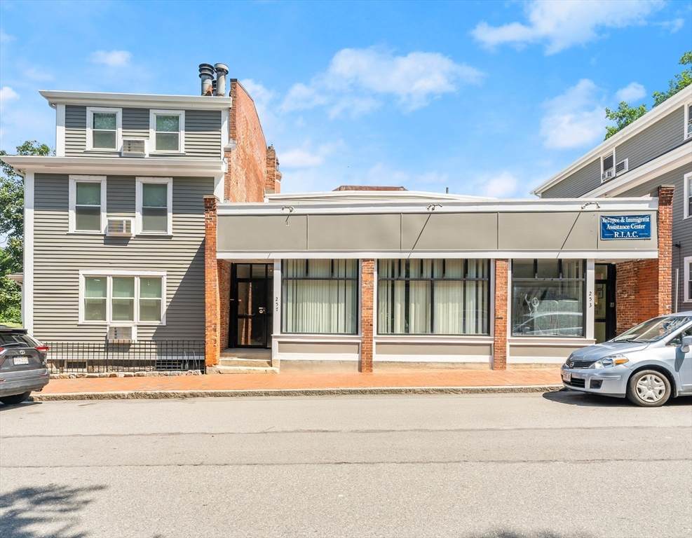 257 Roxbury St - Photo 1