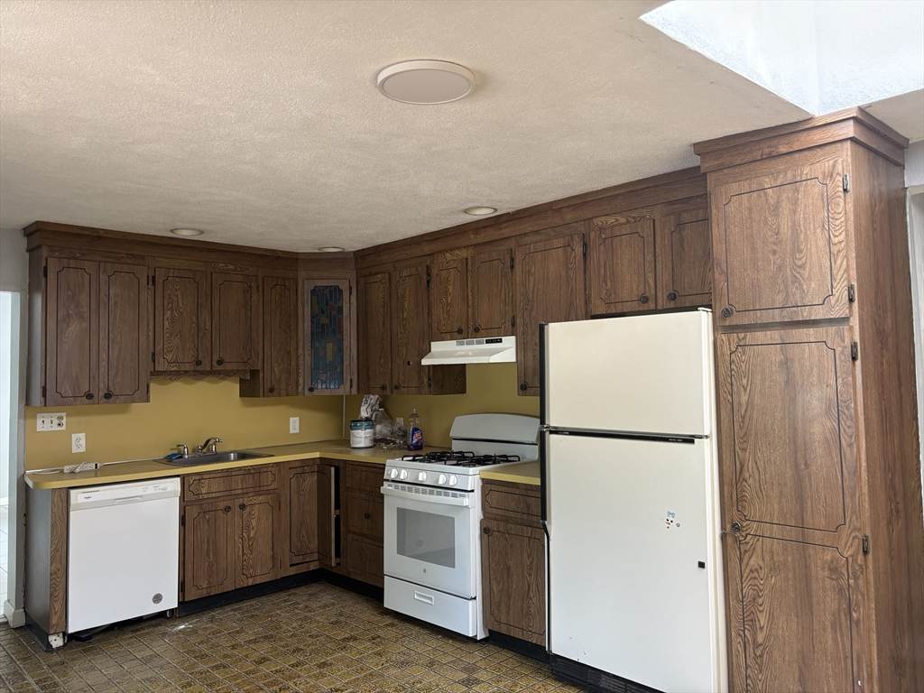 172 Pleasant St - Photo 1