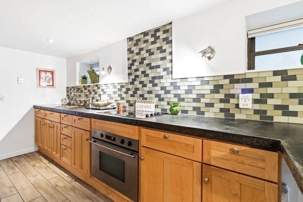 92 Green St - Photo 1