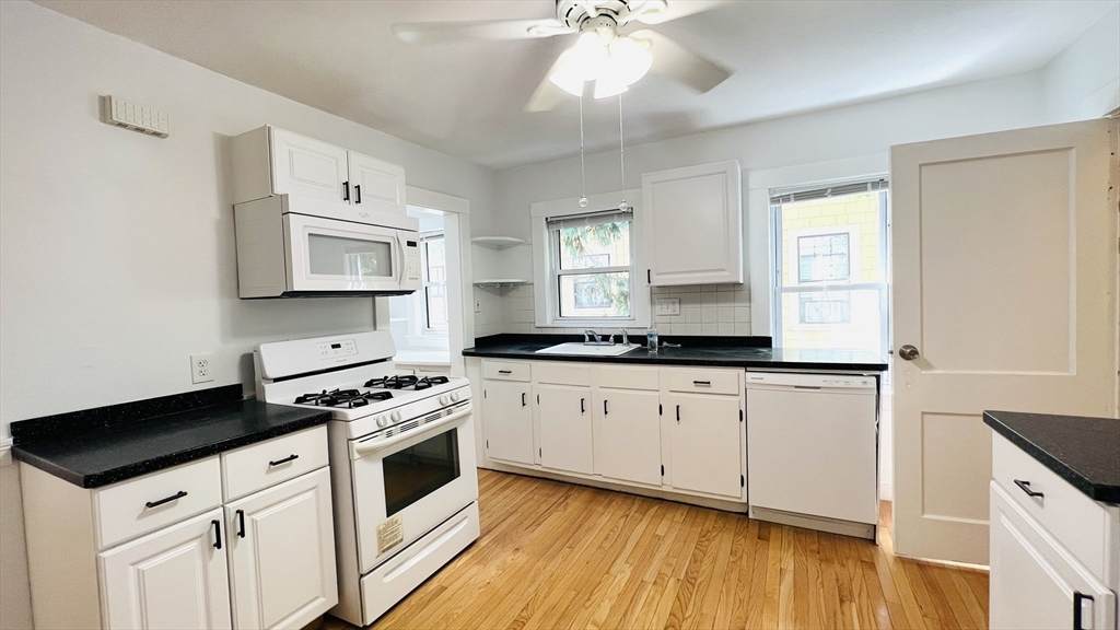 5-7 Hawthorne Pk - Photo 1