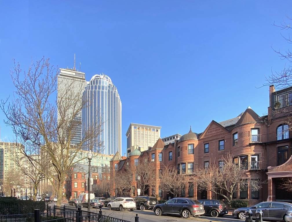 242 W Newton St - Photo 1