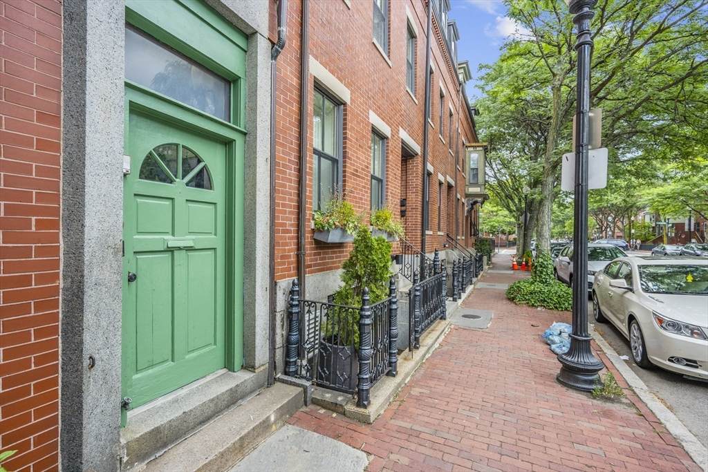 379 Shawmut Ave - Photo 1