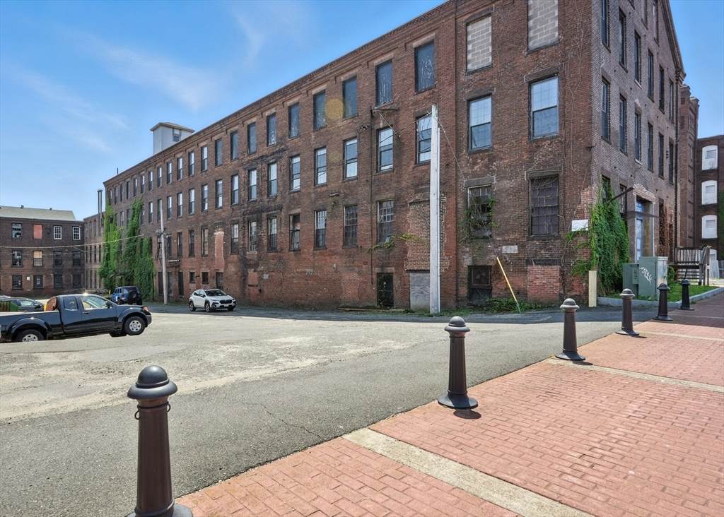 382 Dwight St - Photo 1