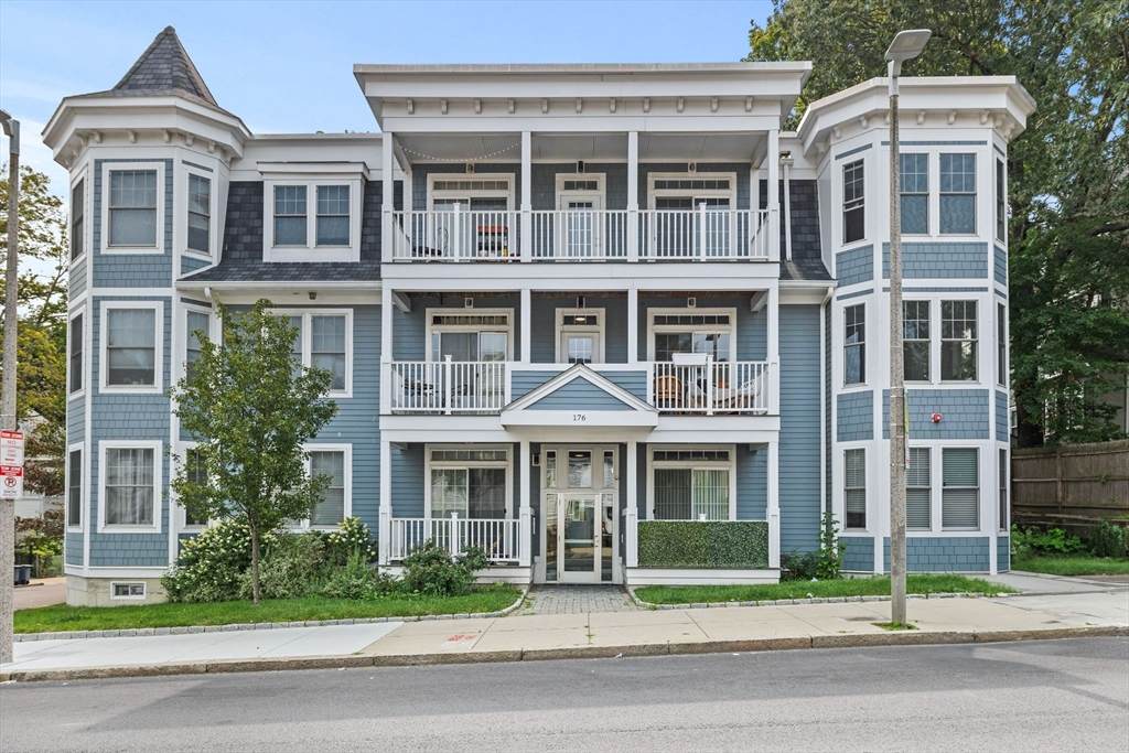 176 Humboldt Ave - Photo 1