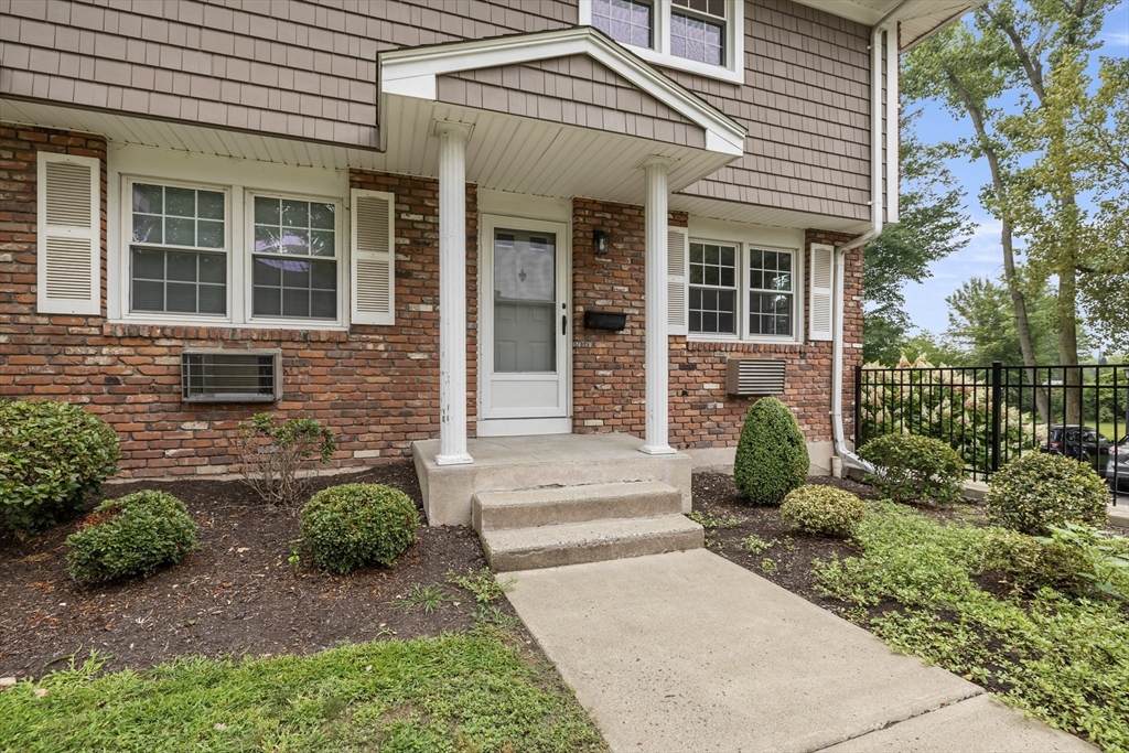 418 Meadow St - Photo 1