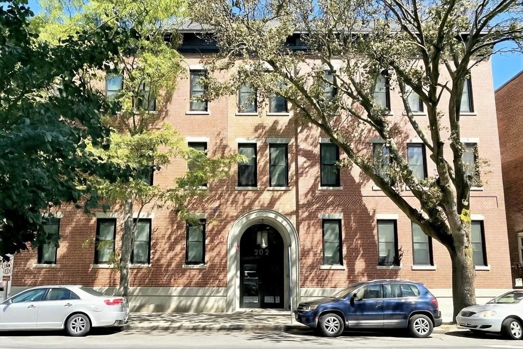 202 Maverick St - Photo 1