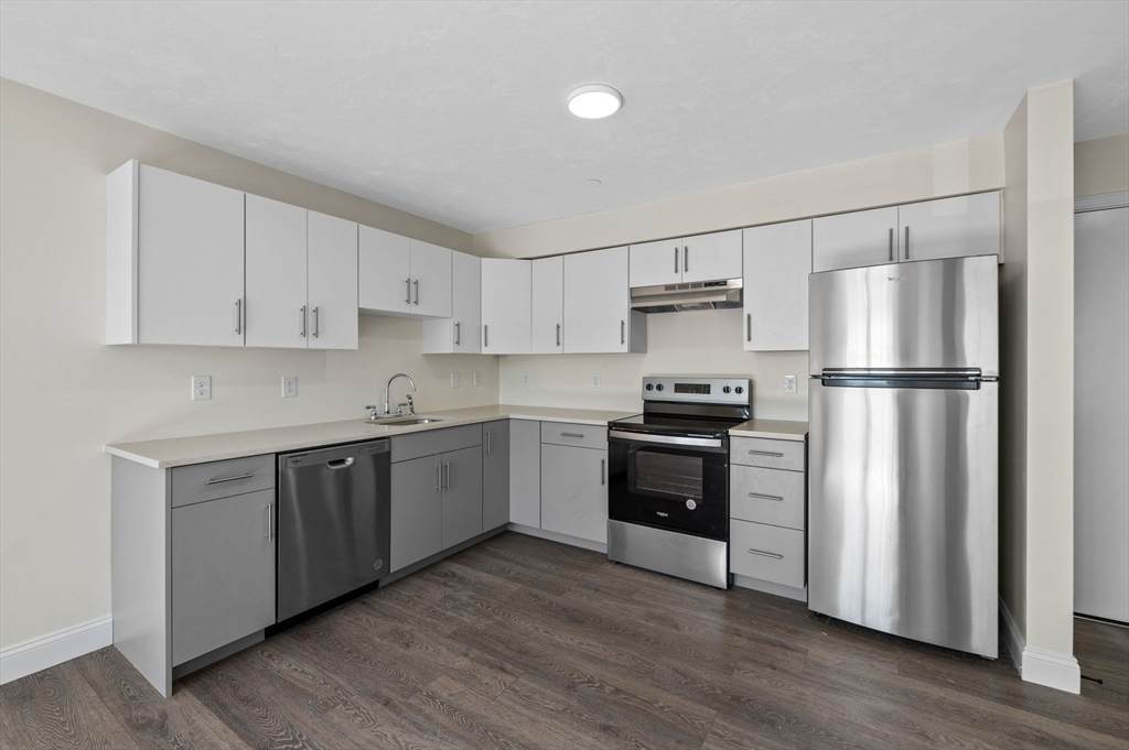 472 Essex Street - Photo 1