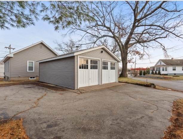 735 Washington St - Photo 1