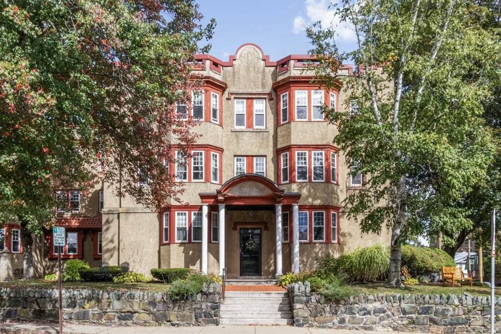 569 Franklin St - Photo 1